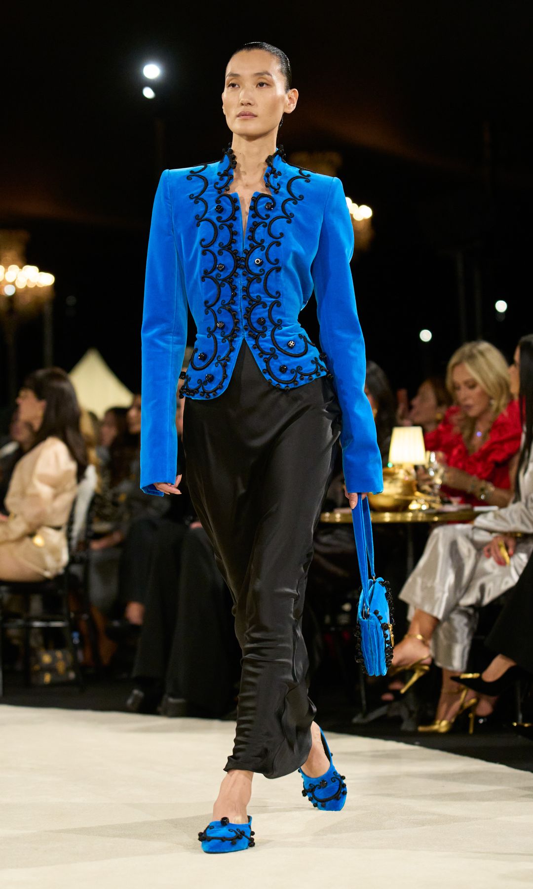 Volúmenes, terciopelo y alamares: Schiaparelli convierte la chaqueta clásica en una joya escultórica