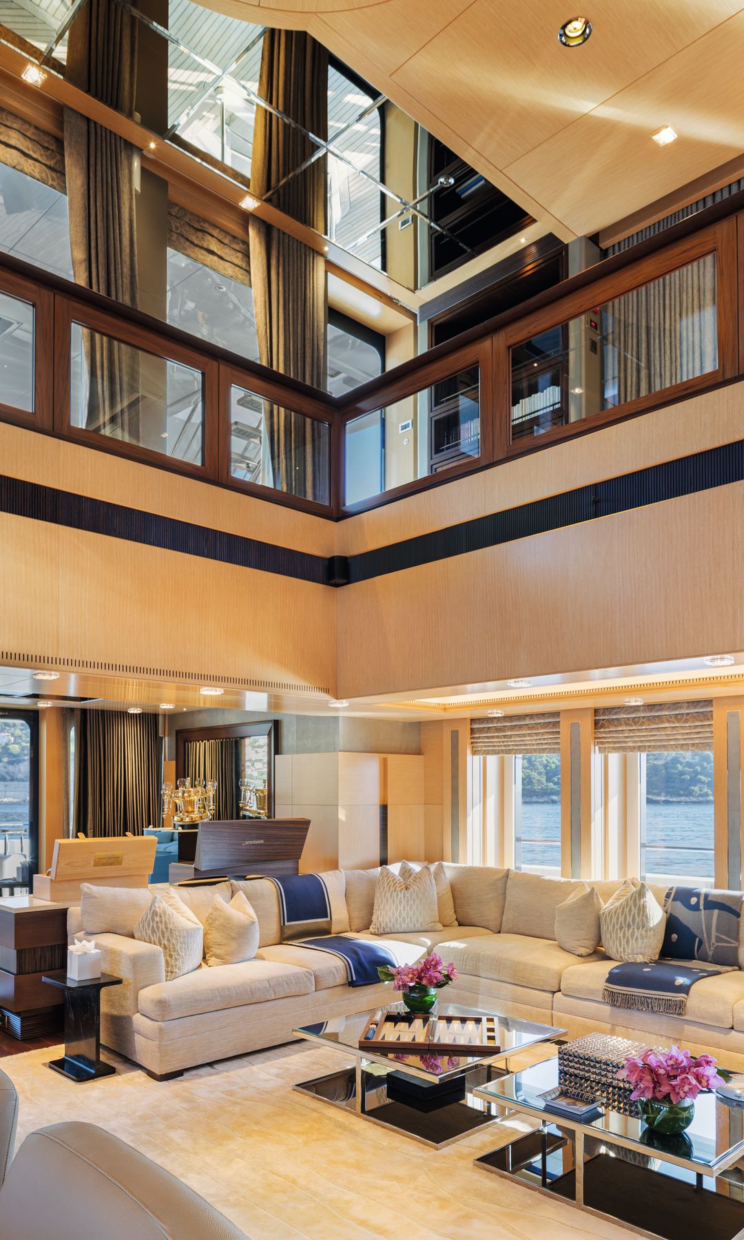 El interior del yate de dos pisos