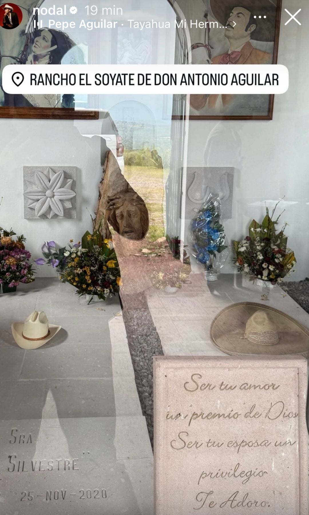 Christian Nodal visitó la tumba de los abuelos de Ángela Aguilar.