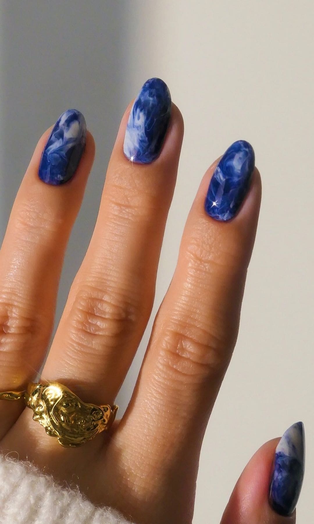 Manicura azul efecto mármol