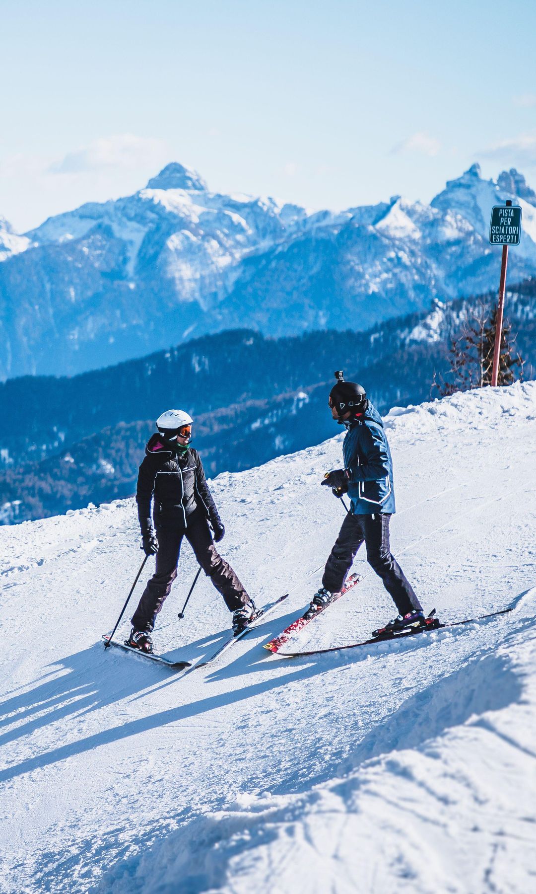 Esquiadores en Cortina d'Ampezzo, Dolomitas, Italia