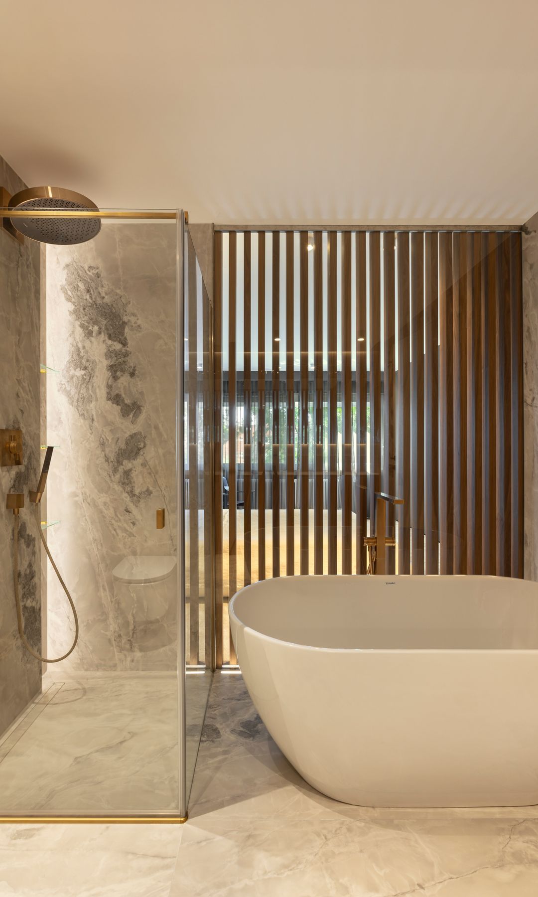 Proyecto de baño con bañera exenta y ducha de Se Studio