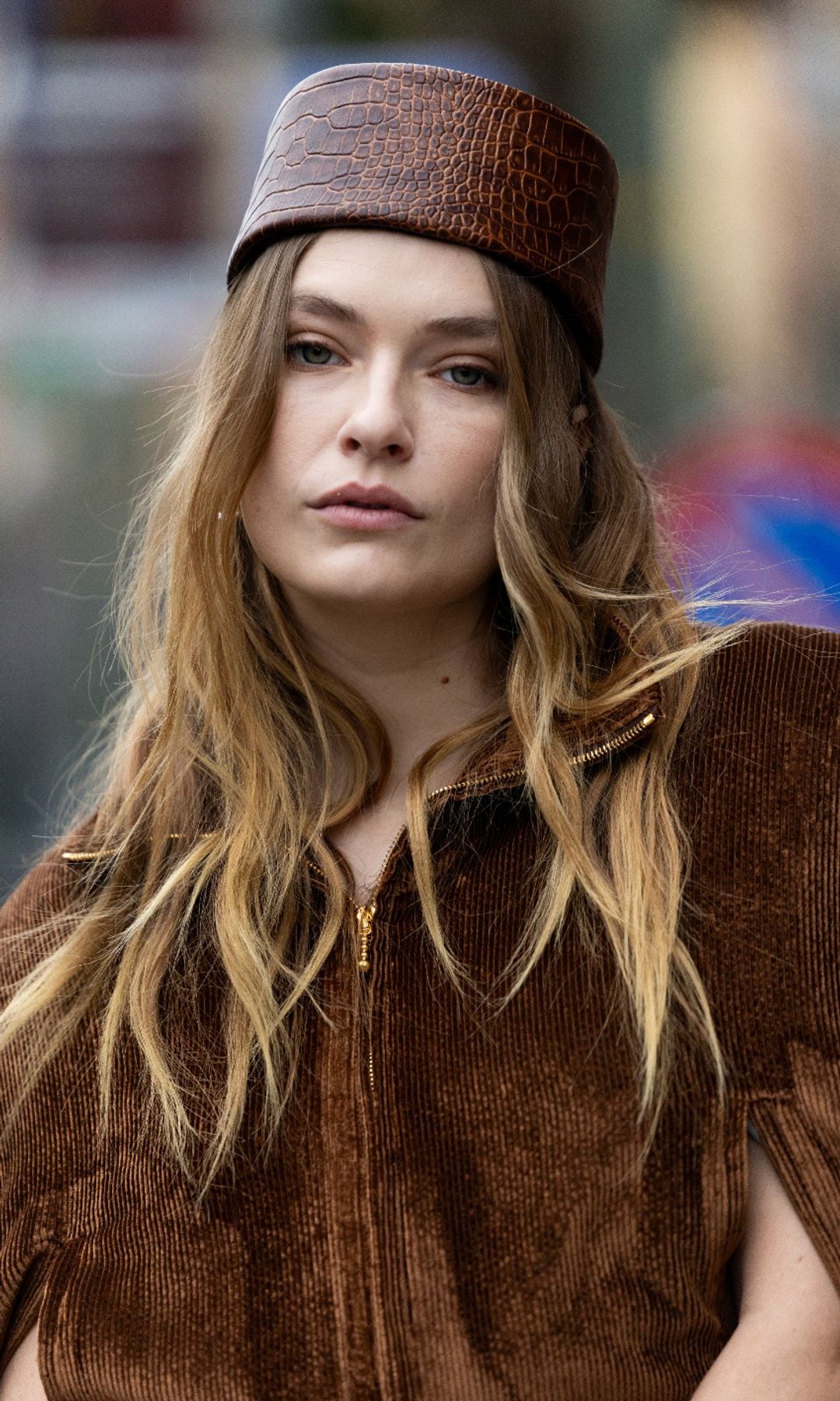 Camille apostó por un pillbox hat como su accesorio estrella.