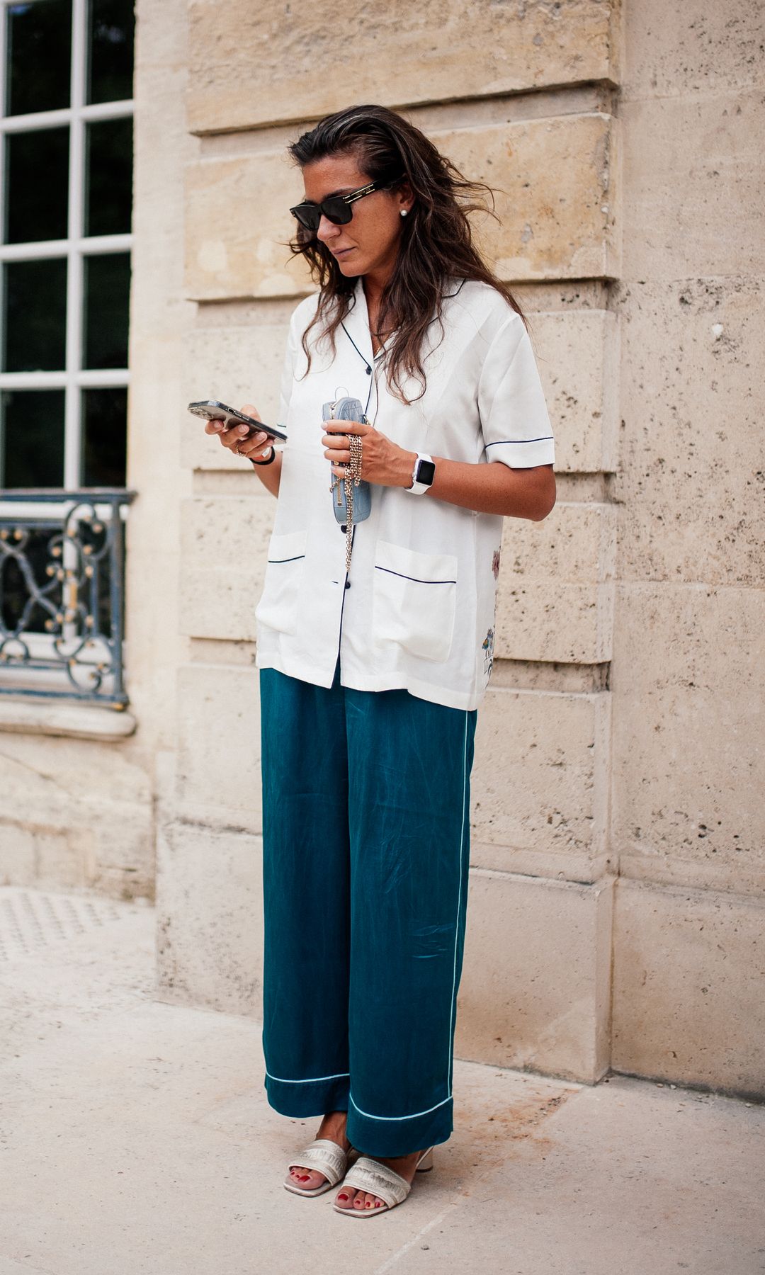 Street Style Paris Alta Costura: invitada con tacón bajo