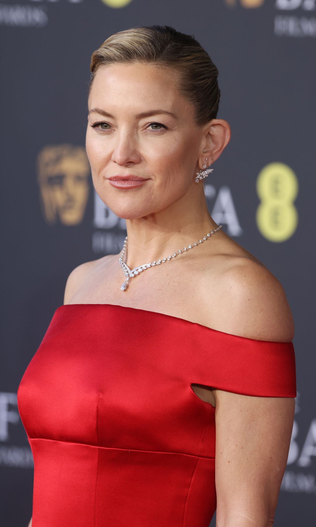 Kate Hudson en los Premios BAFTA con el pelo recogido