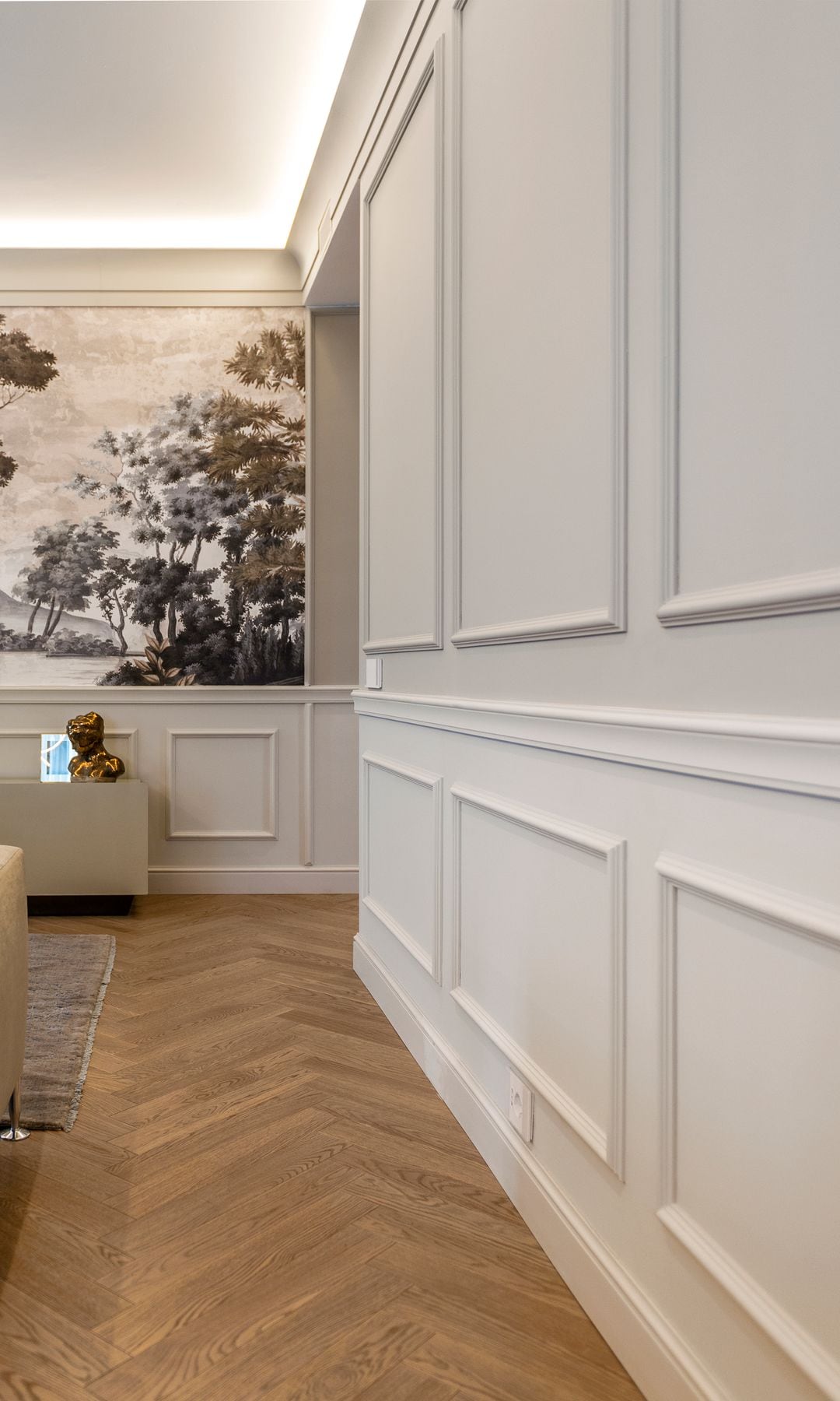 Salón decorado con molduras en la pared