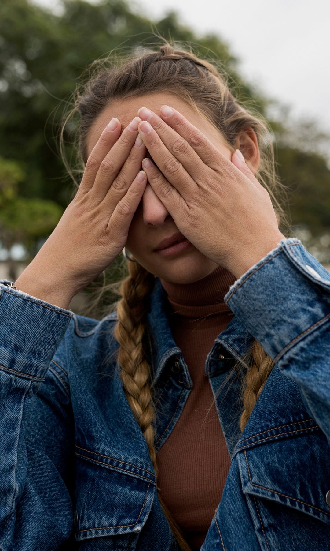 Una mujer pensativa y preocupada