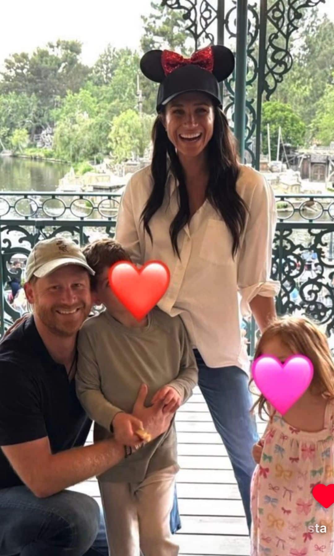 Meghan y Harry con sus hijos en Disenyland en una foto familiar del recuerdo.