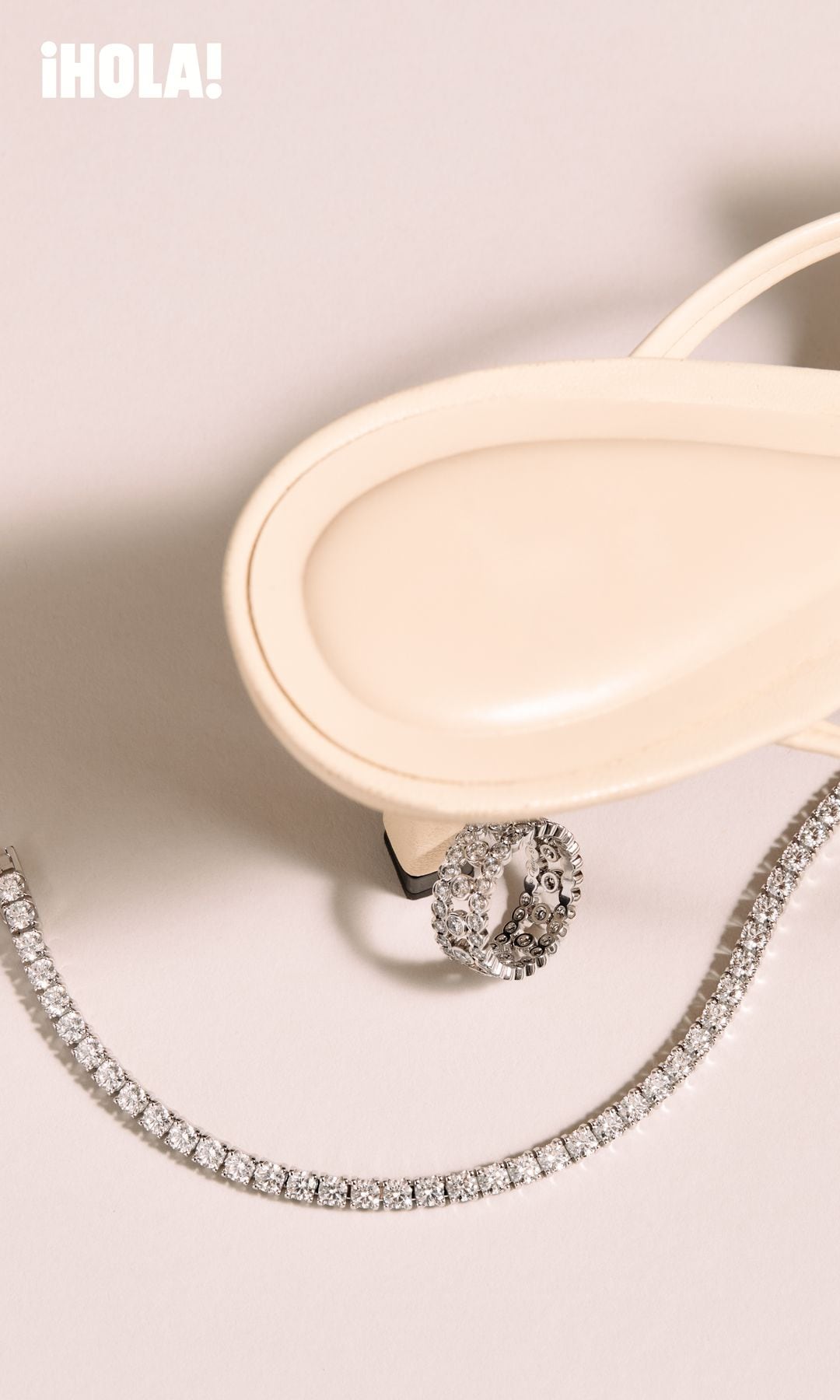  Anillo Broderie de Cartier, una exquisita obra con tres delicadas hileras de diamantes.