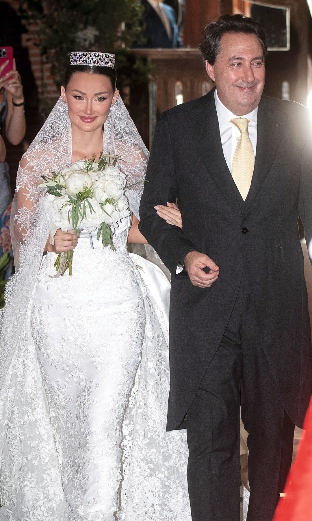 Carlota caminando hacia el altar junto a su padre y padrino, Pedro Cortina Koplowitz
