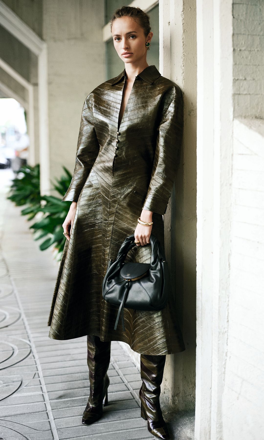 "Total look", de Fendi; brazalete, de Agatha Paris, y anillo y pendientes de Aristocrazy