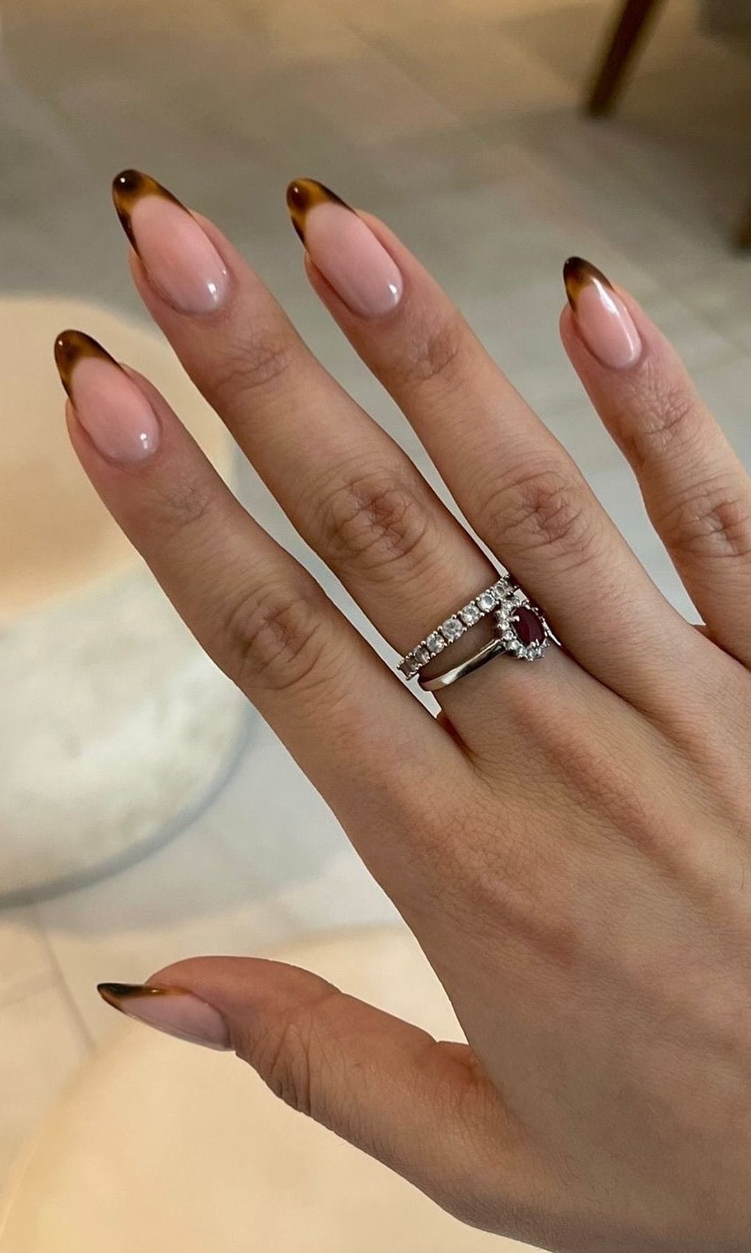 Manicura francesa con punta en estampado carey