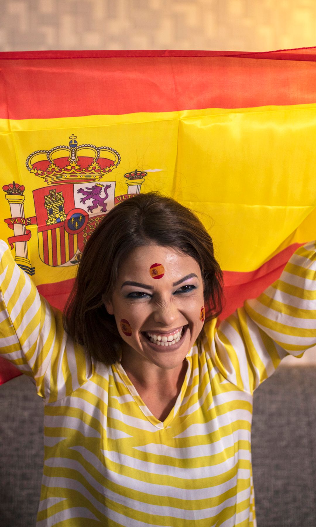 Mujer con la bandera de España animando a su equipo