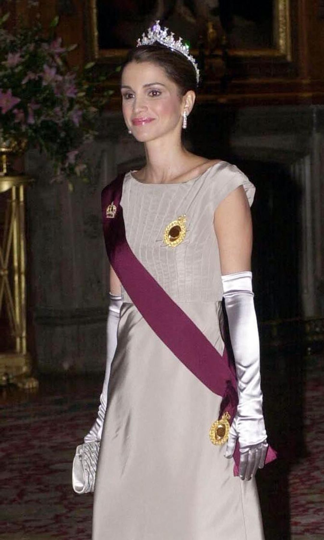 La primera vez que vimos la tiara misterioso de Rania de Jordania fue el 6 de noviembre de 2001 en un banquete de Estado en el castillo de Windsor.