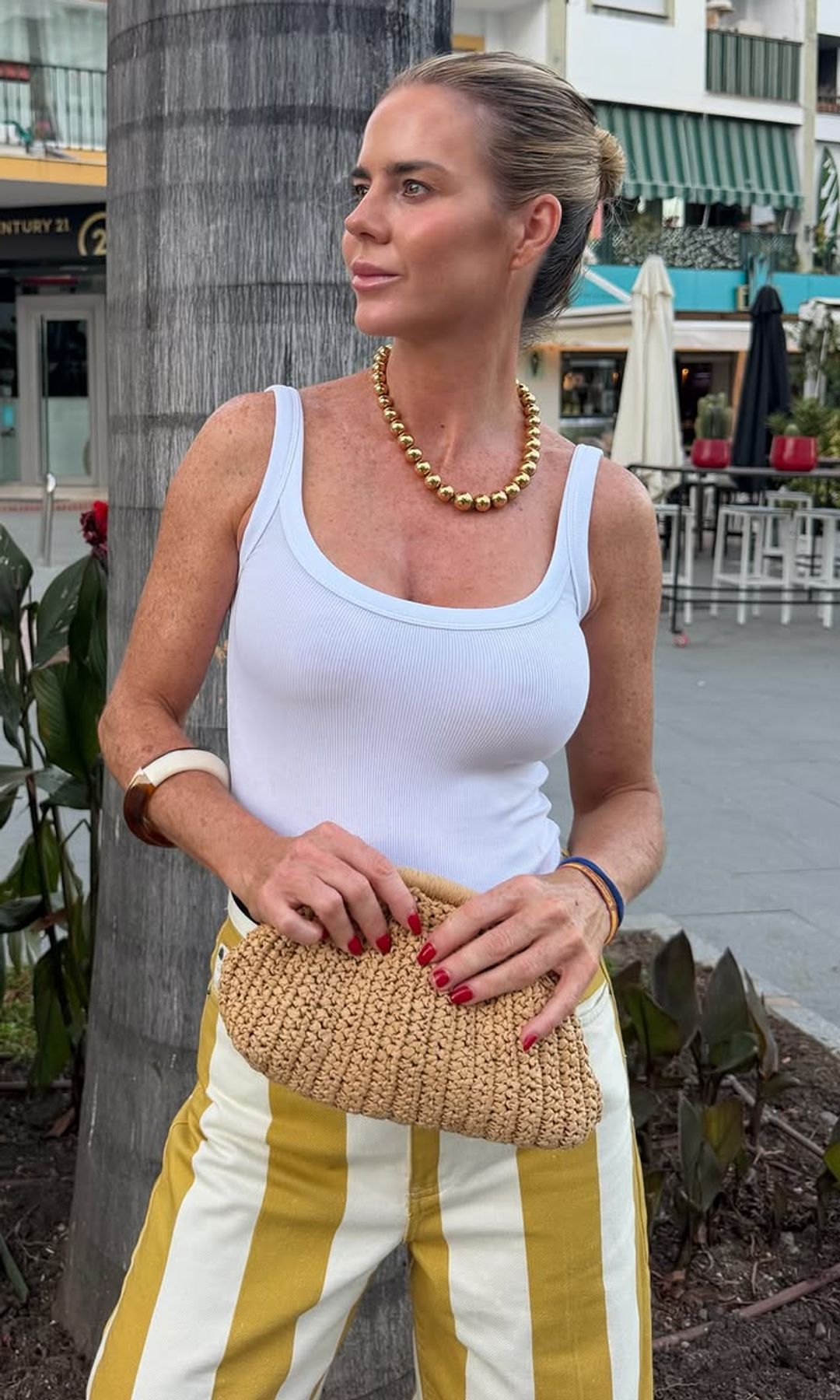 El conjunto blanco de lino de Zara que Amelia Bono ha estrenado en Marbella y que agotarán las mujeres de 40