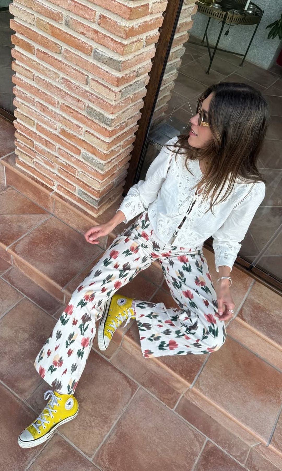 pantalones etsampados con converse amarillas y camisa blanca