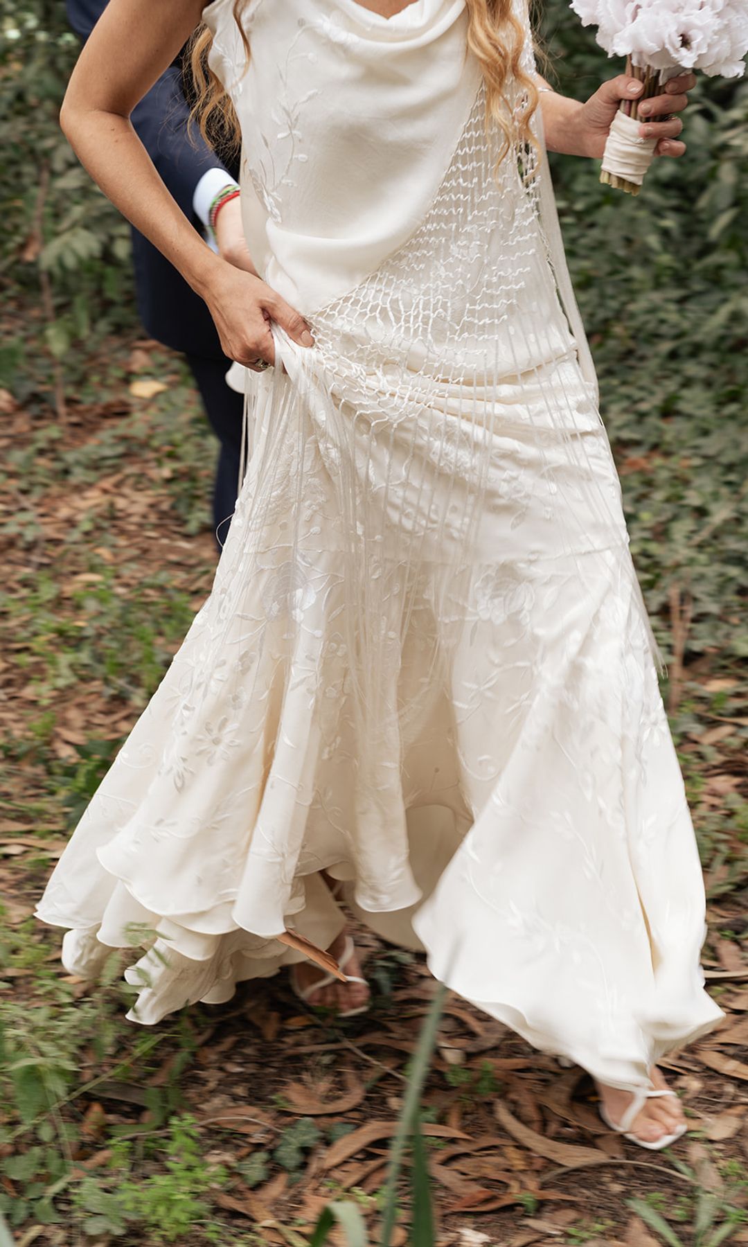 Vestido de novia con manton de manila con flecos