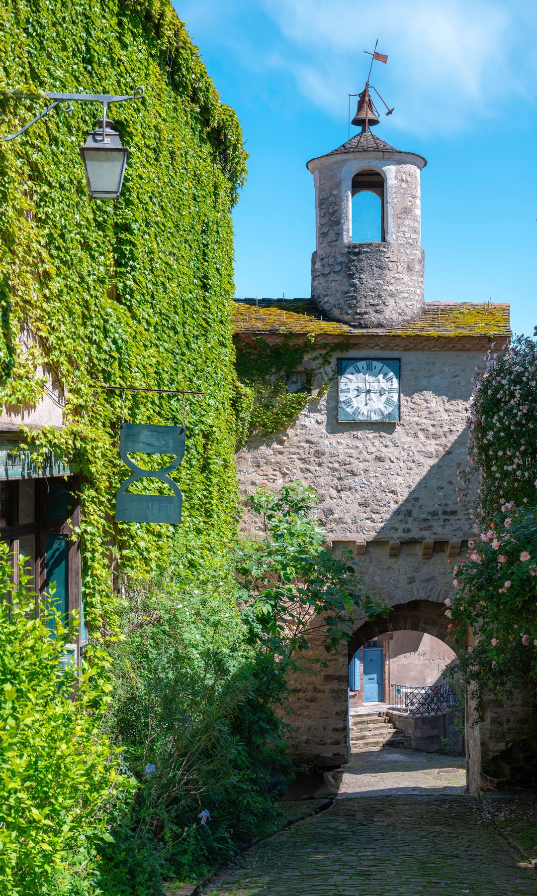 calles de la localidad medieval de Cordes-Sur-Ciel, Francia
