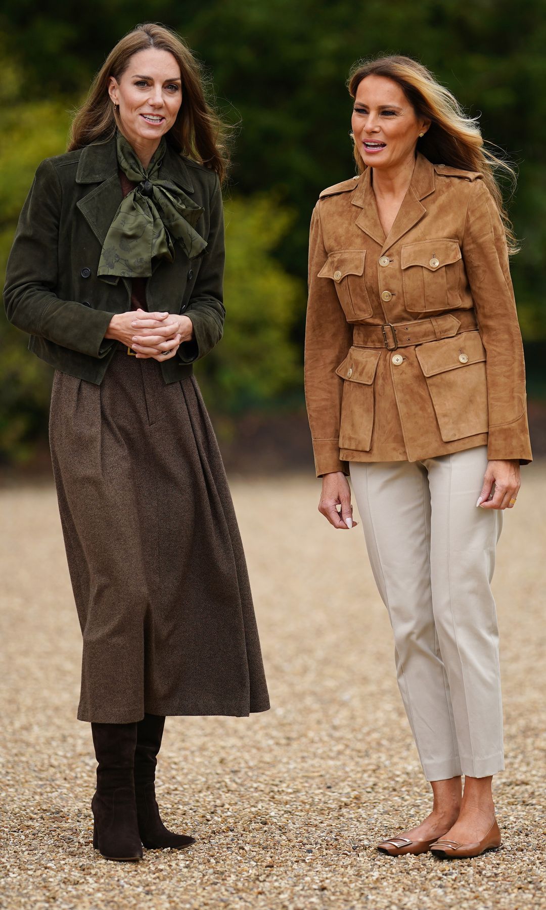 Kate Middleton luciendo una blusa Pussy Bow en septiembre de este año