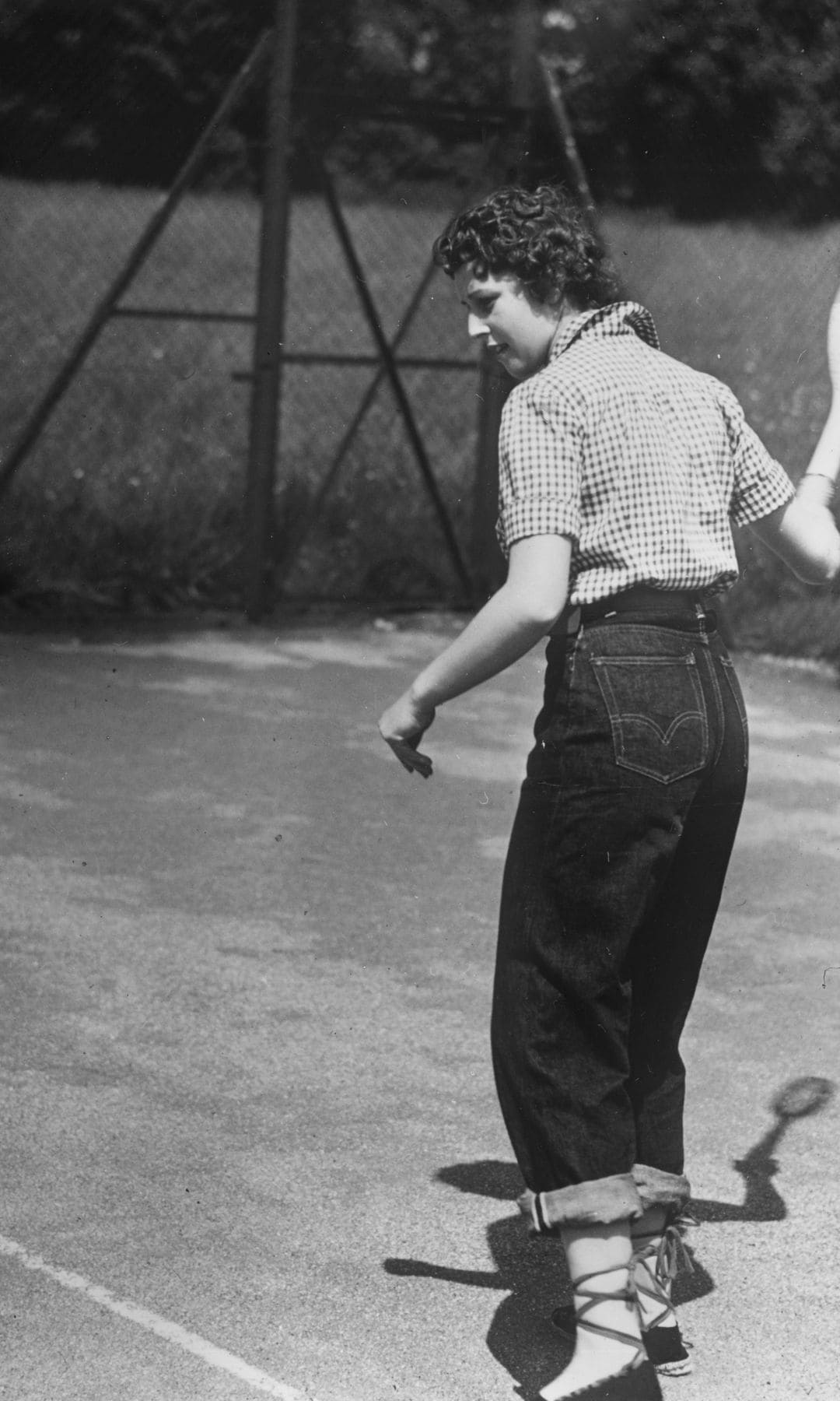 Foto de la revista Picture Post donde aparece la princesa Alexandra de Kent jugando al tenis en Coppins, 1954.