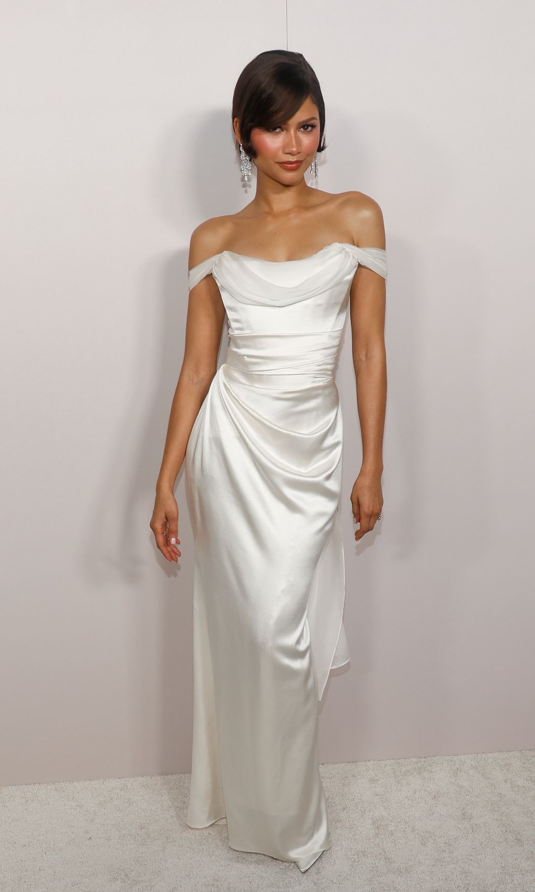 Zendaya posa con un vestido blanco en la premier de "The Drama"