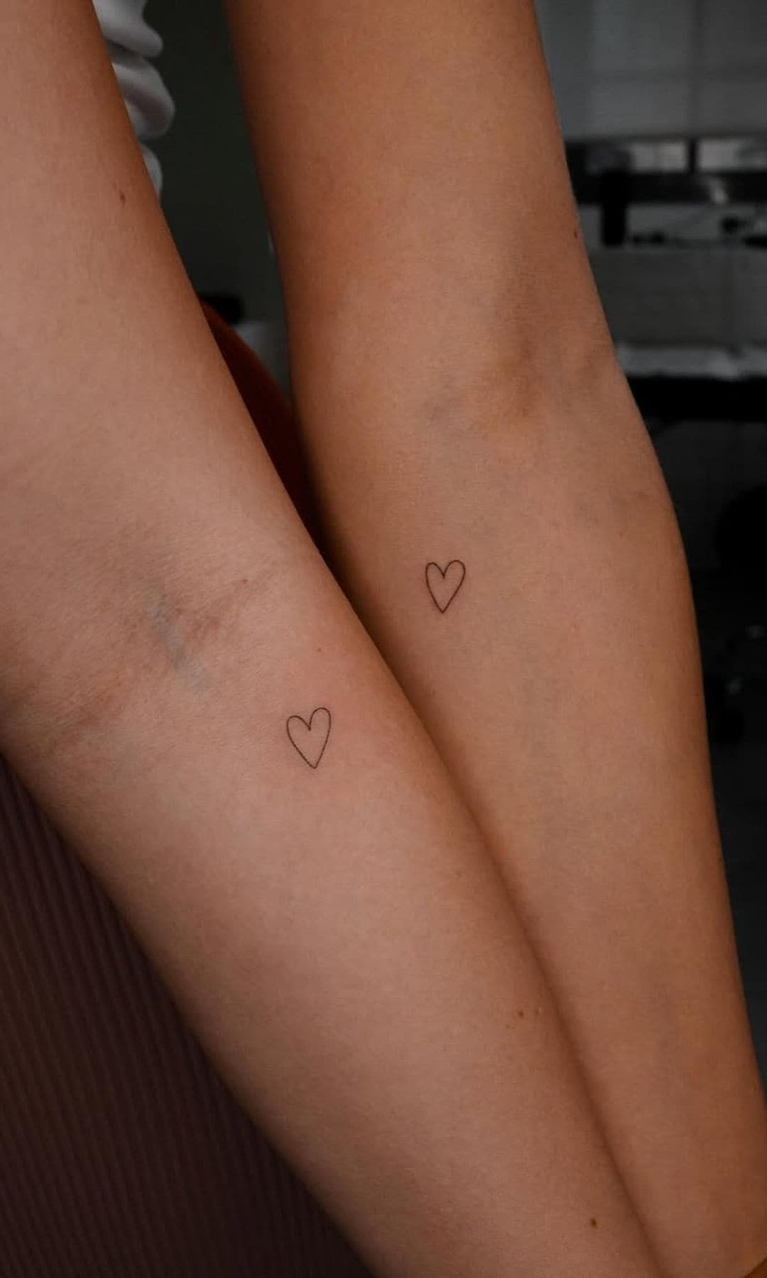Tatuaje para madre e hija de corazón minimalista