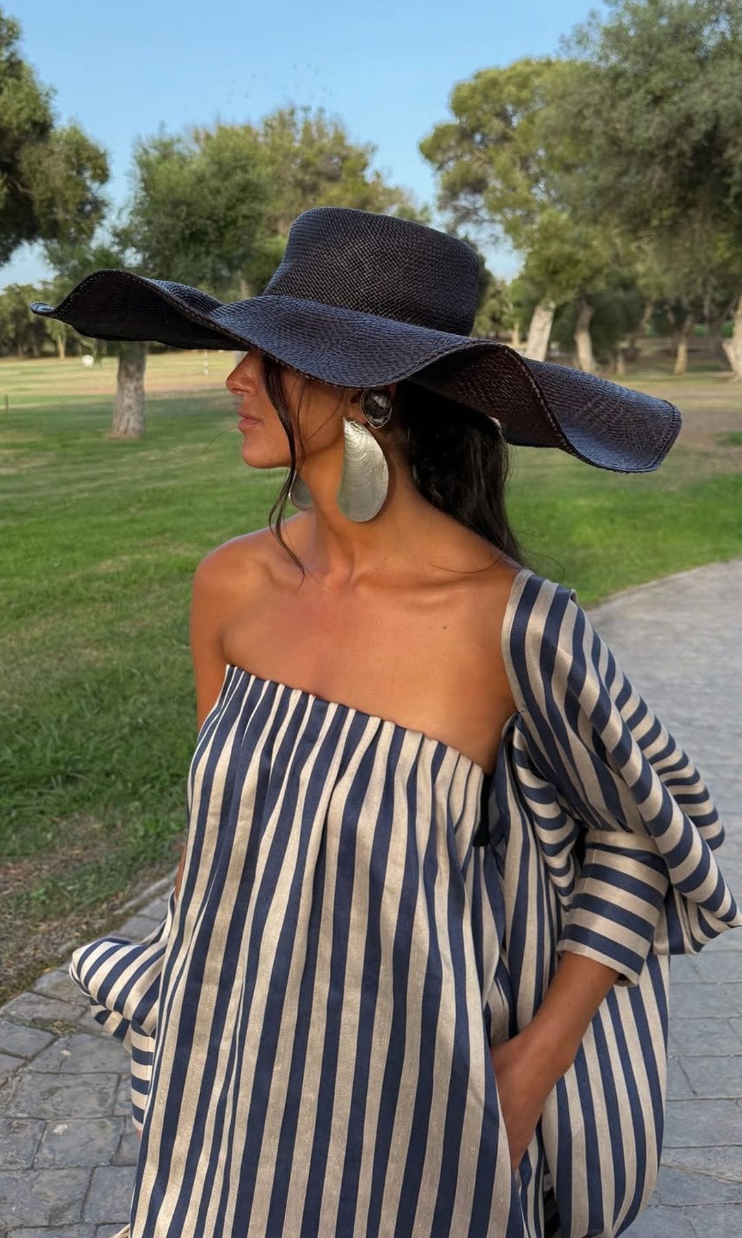 Vestido de invitada con chaquetilla de Helena Mareque