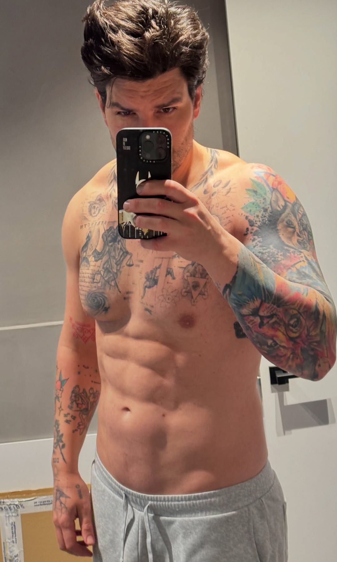 Diego Matamoros haciéndose un selfi en el espejo