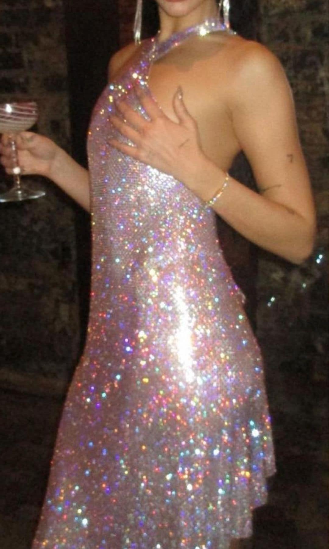 Foto de Dua Lipa luciendo un atuendo de cristales Swarovski