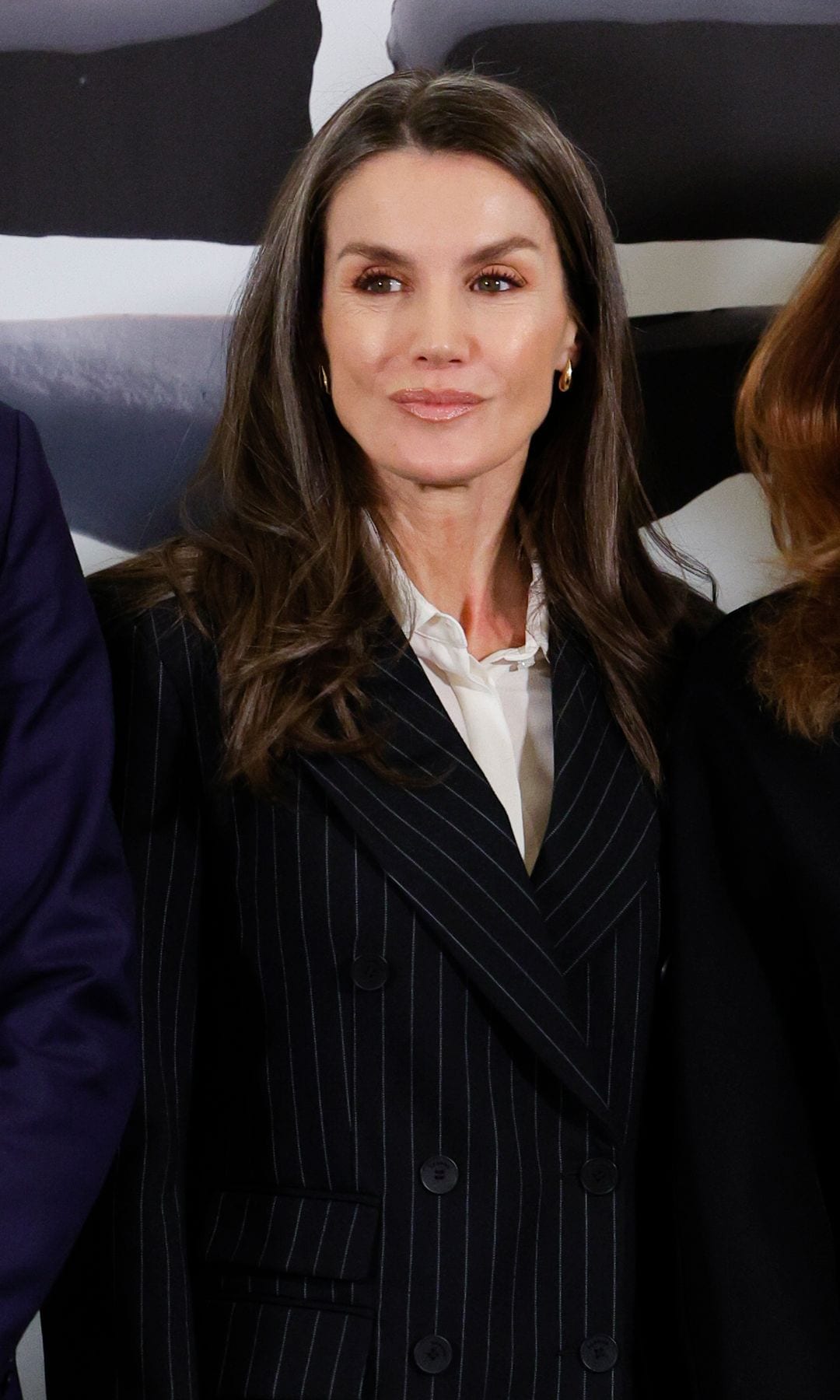 La reina Letizia lleva el minimalismo al máximo con este traje de raya diplomática en su cita con el periodismo