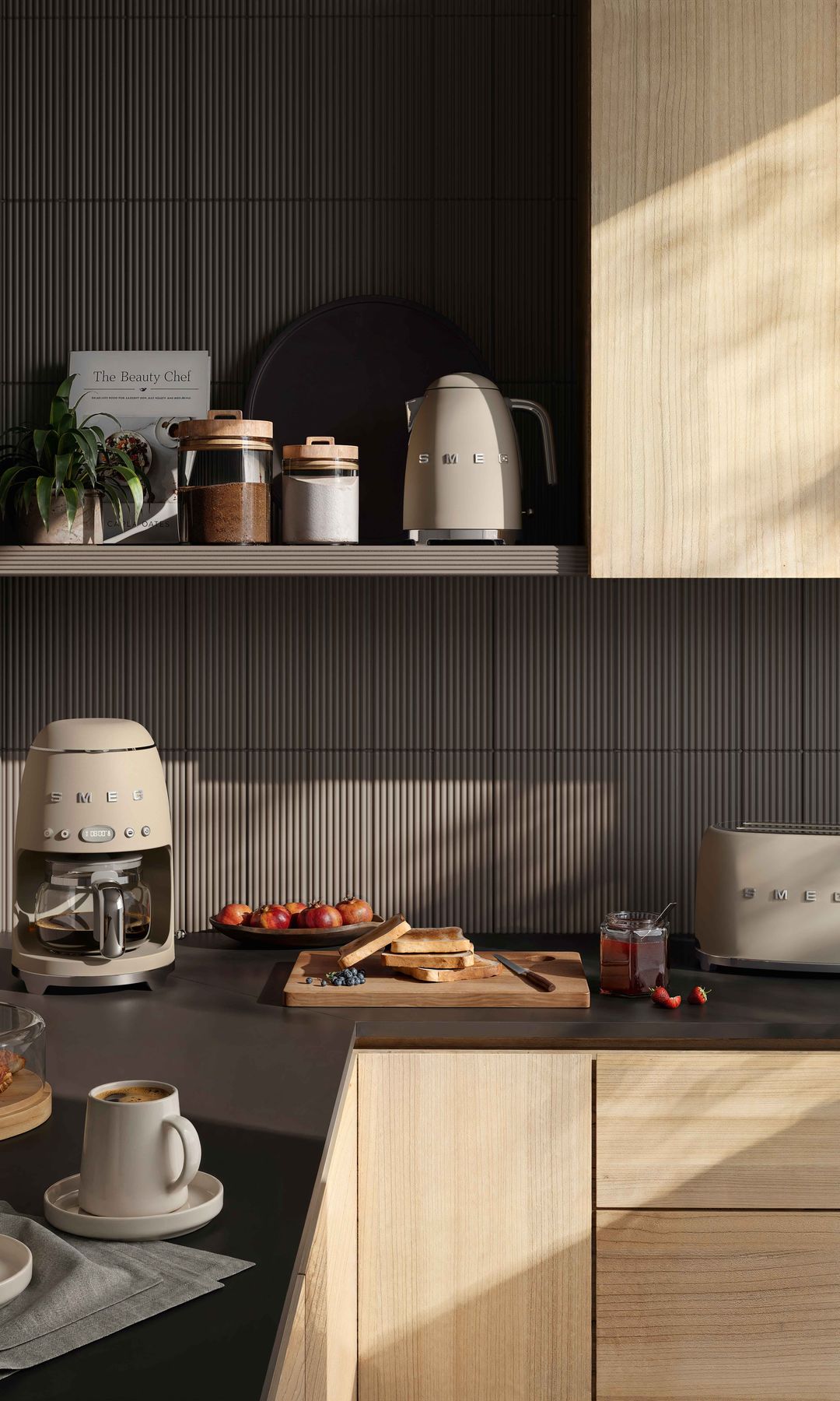 Cocina de madera con encimera negra y cafetera, tostadora y calentador de agua de Smeg