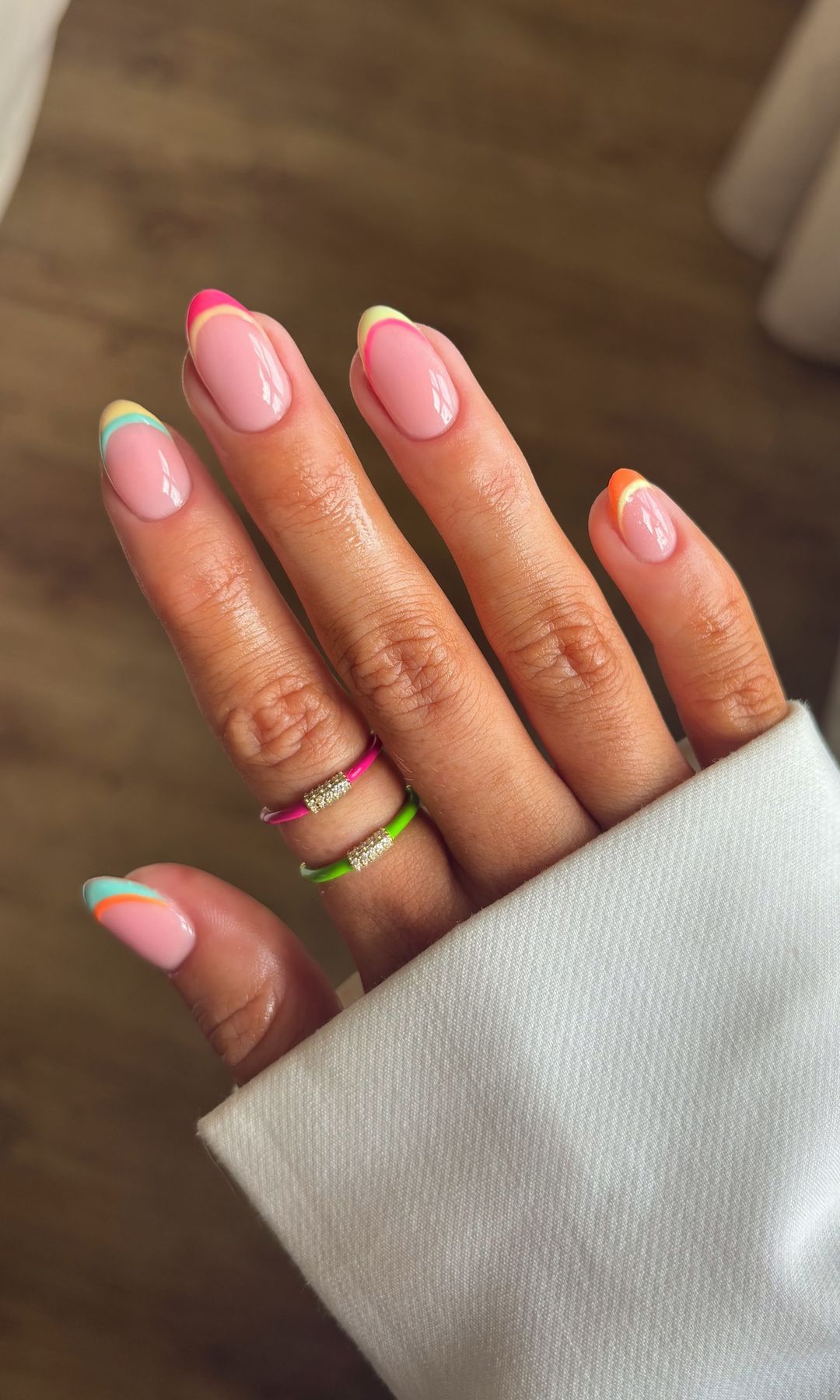 Manicura francesa doble y multicolor
