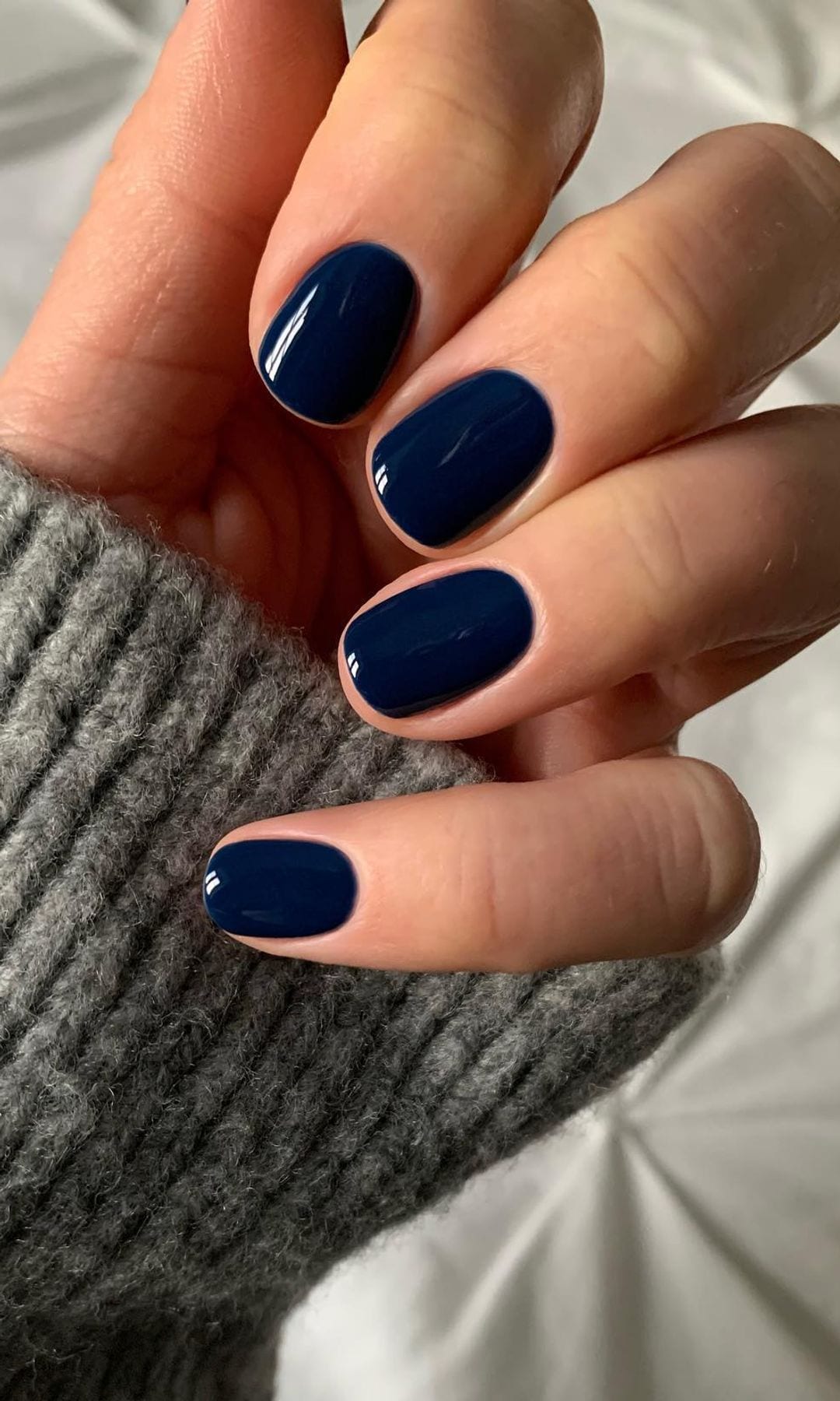 Manicura azul marina