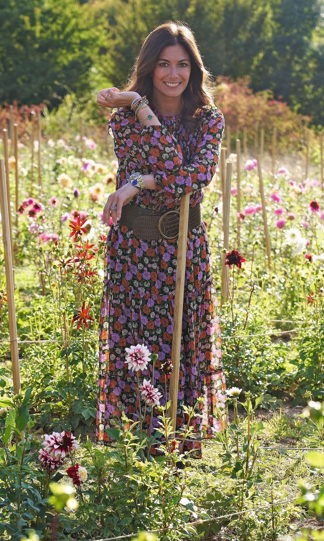 La protagonista en su jardín de flores