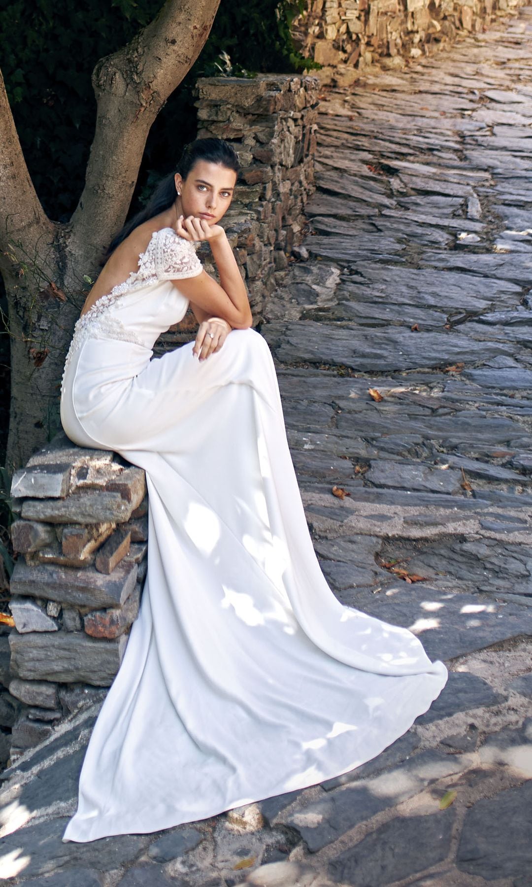 Un vestido único: La amplia abertura en la espalda, trufada de joyas, reclama el protagonismo en el modelo Regina, una creación de corte sirena en crepé, con escote barco y manga caída