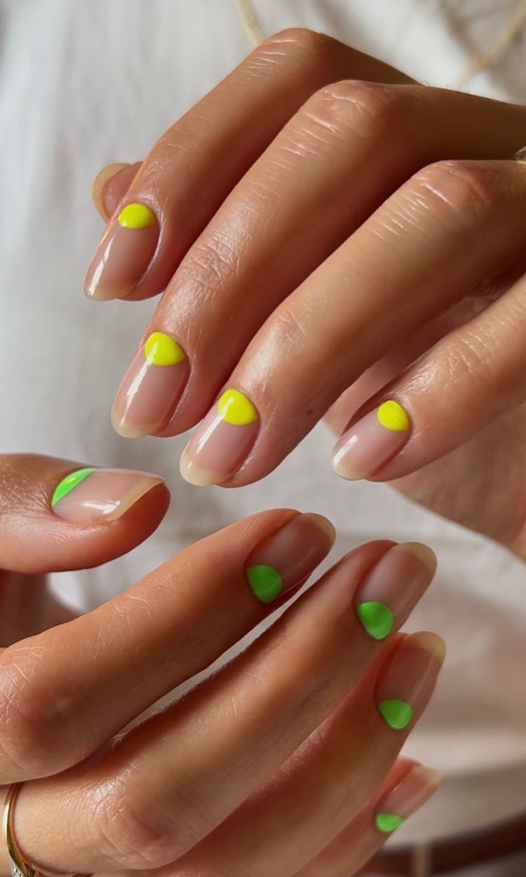 Manicura verde media luna con amarillo