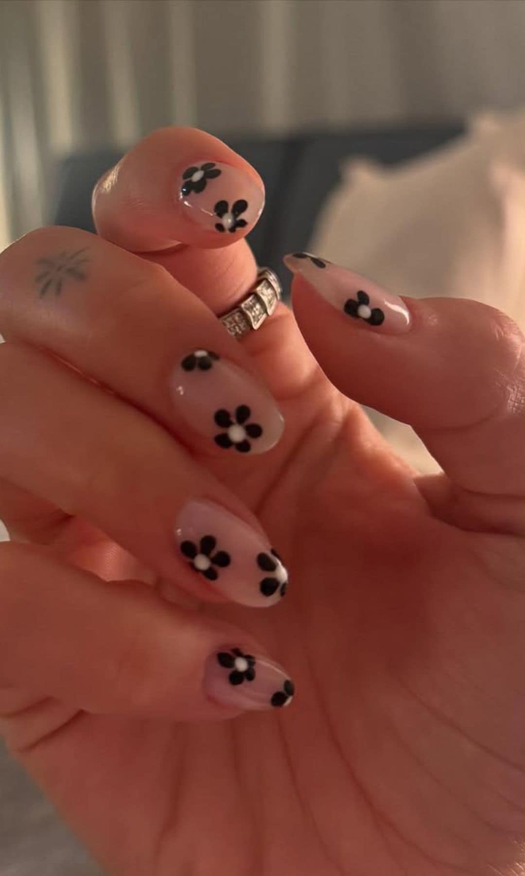 Dua Lipa manicura tendencia