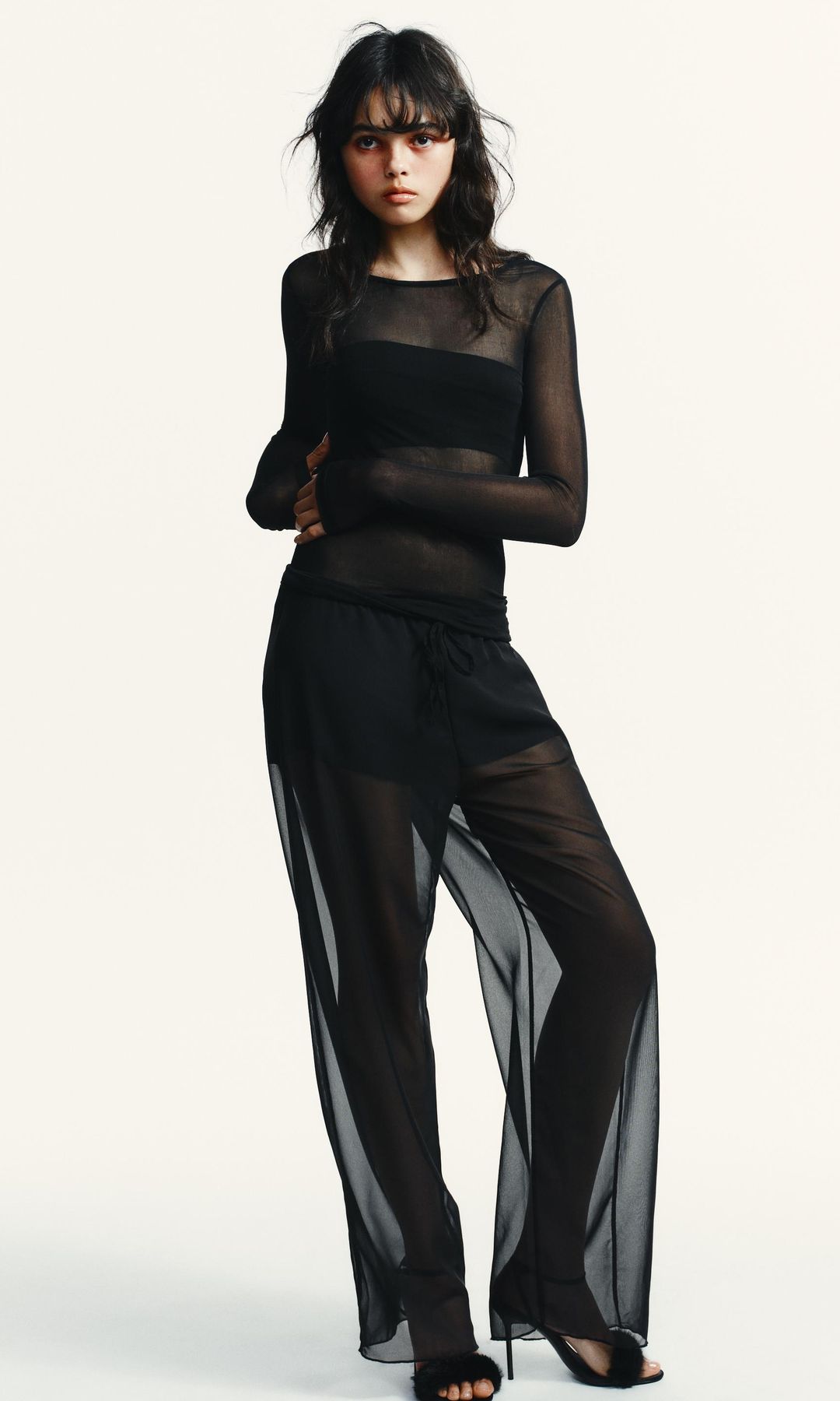 Pantalón fluido semitransparente negro, de Zara