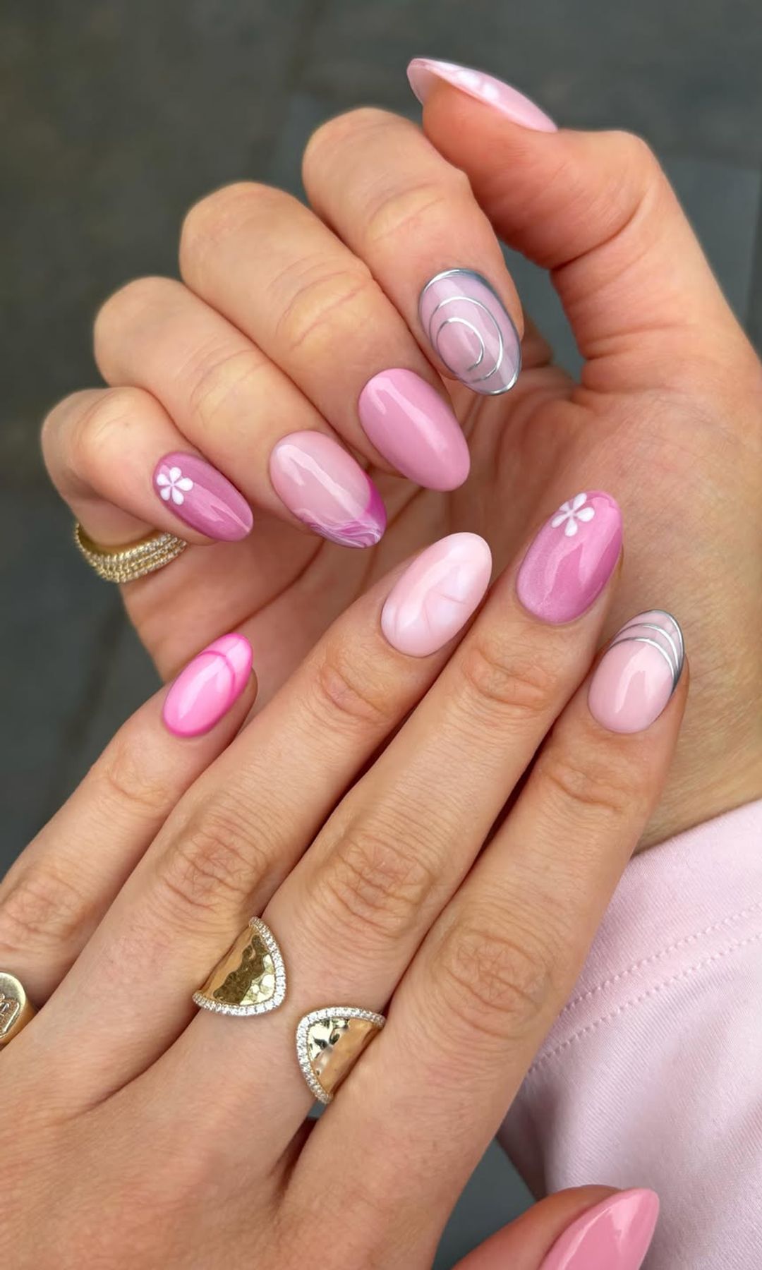 Manicura ovalada en tonos rosas
