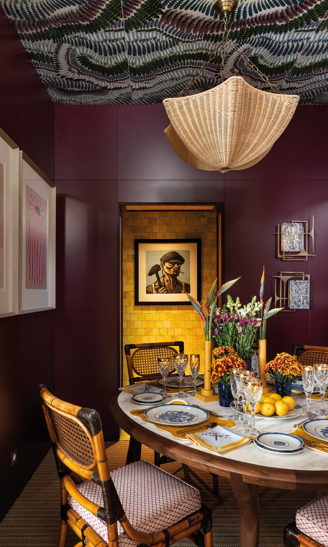 Comedor con pared en color de tendencia: burgundy