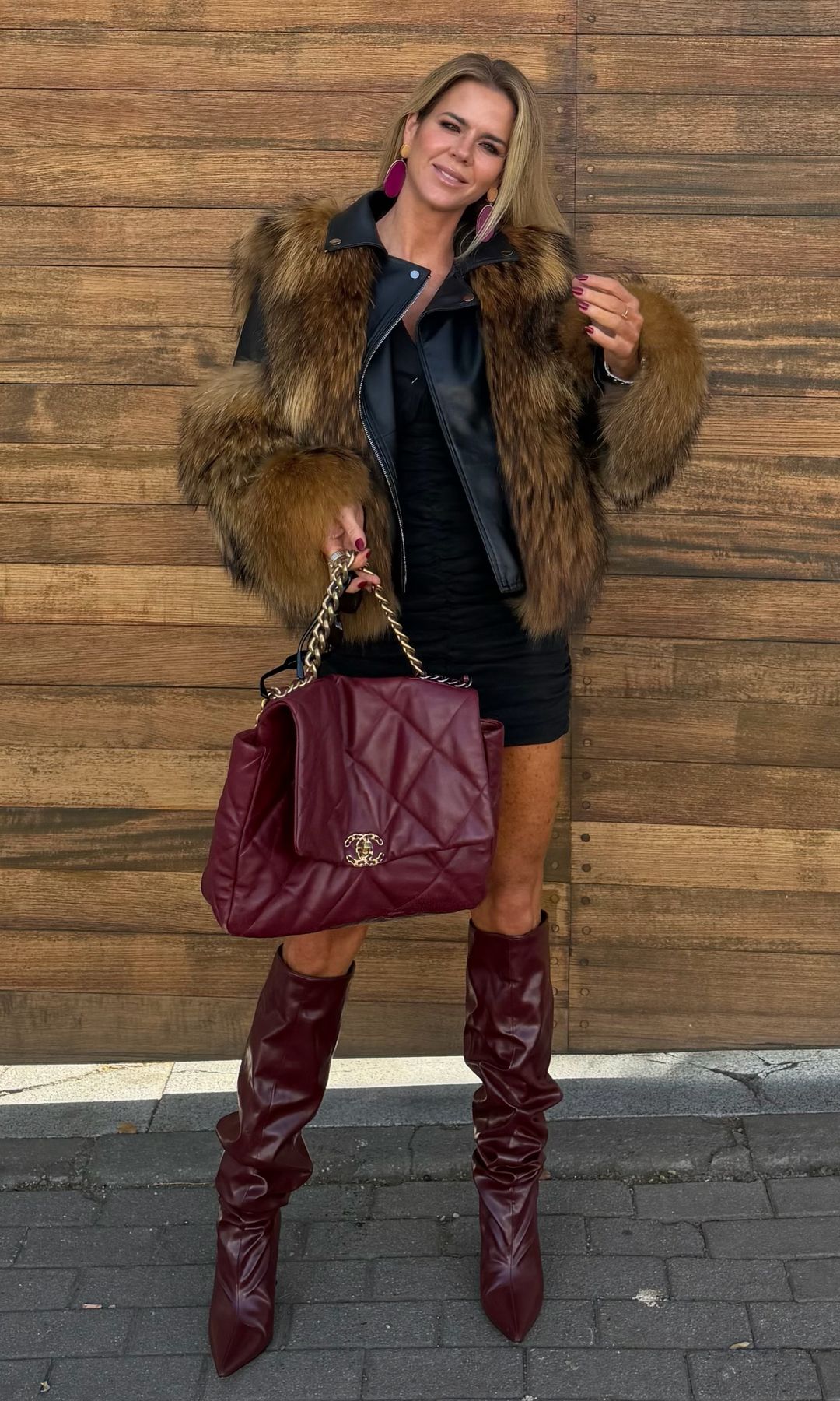 Amelia Bono adelanta el look de otoño definitivo: minivestido negro, botas XL y una chaqueta de pelo al estilo Jennifer Lopez