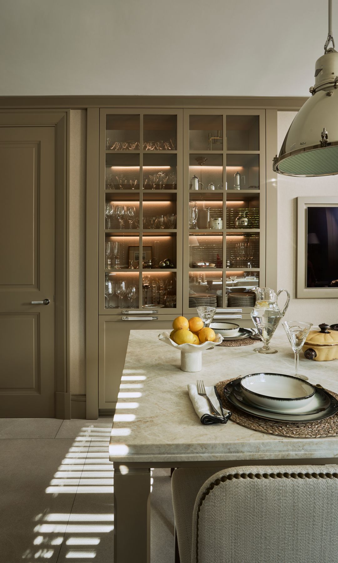 Cocina con isla y vitrina