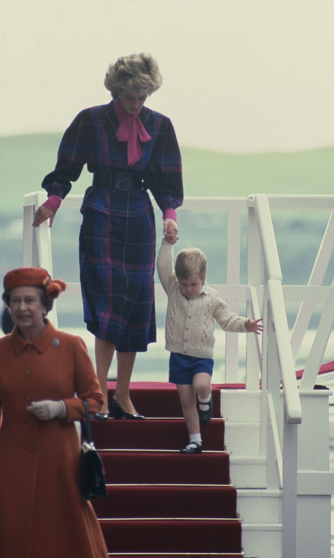 Lady Di disfrutaba usar blusas con moño