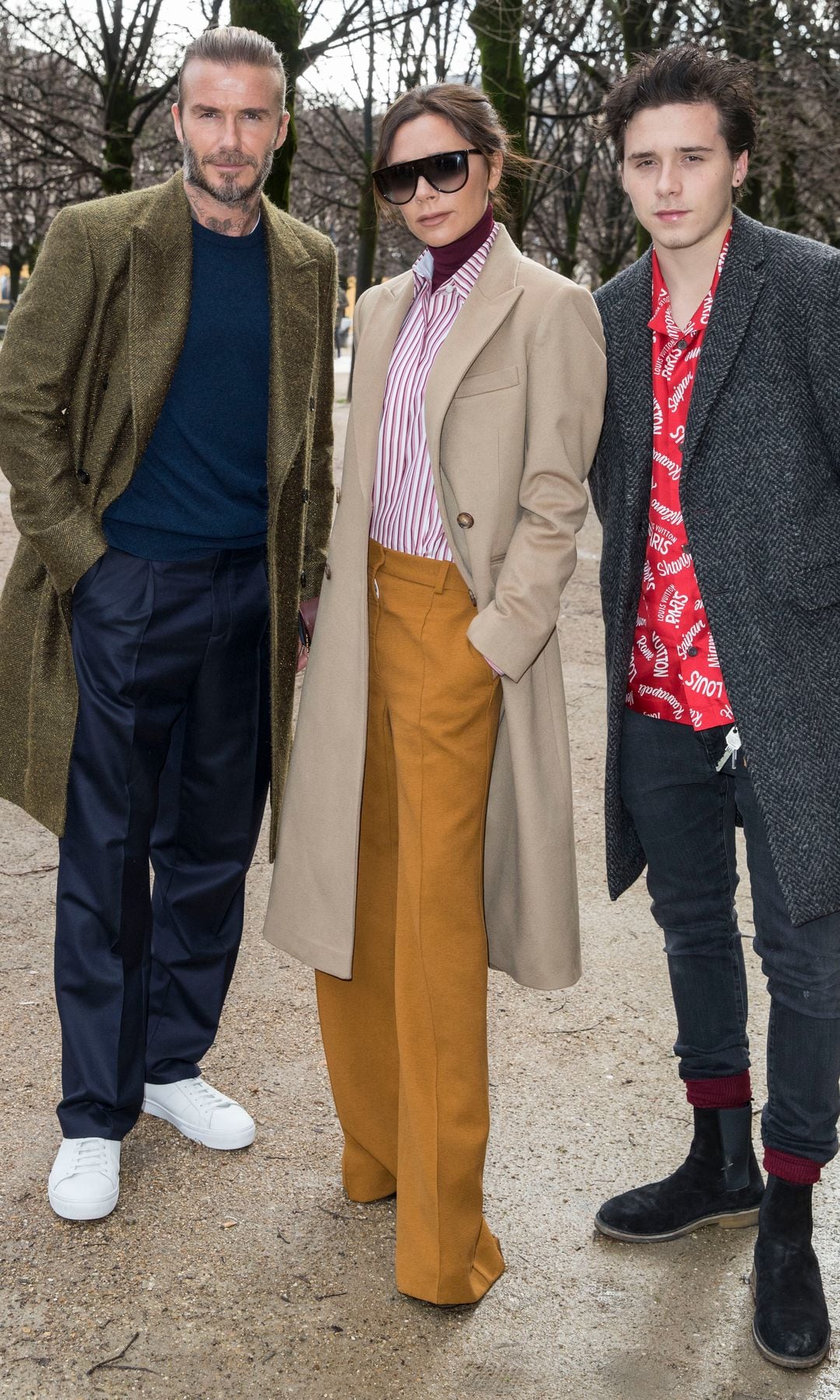 David y Victoria Beckham con su hijo Brooklyn en el desfile de Louis Vuitton en Paris, en enero de 2018