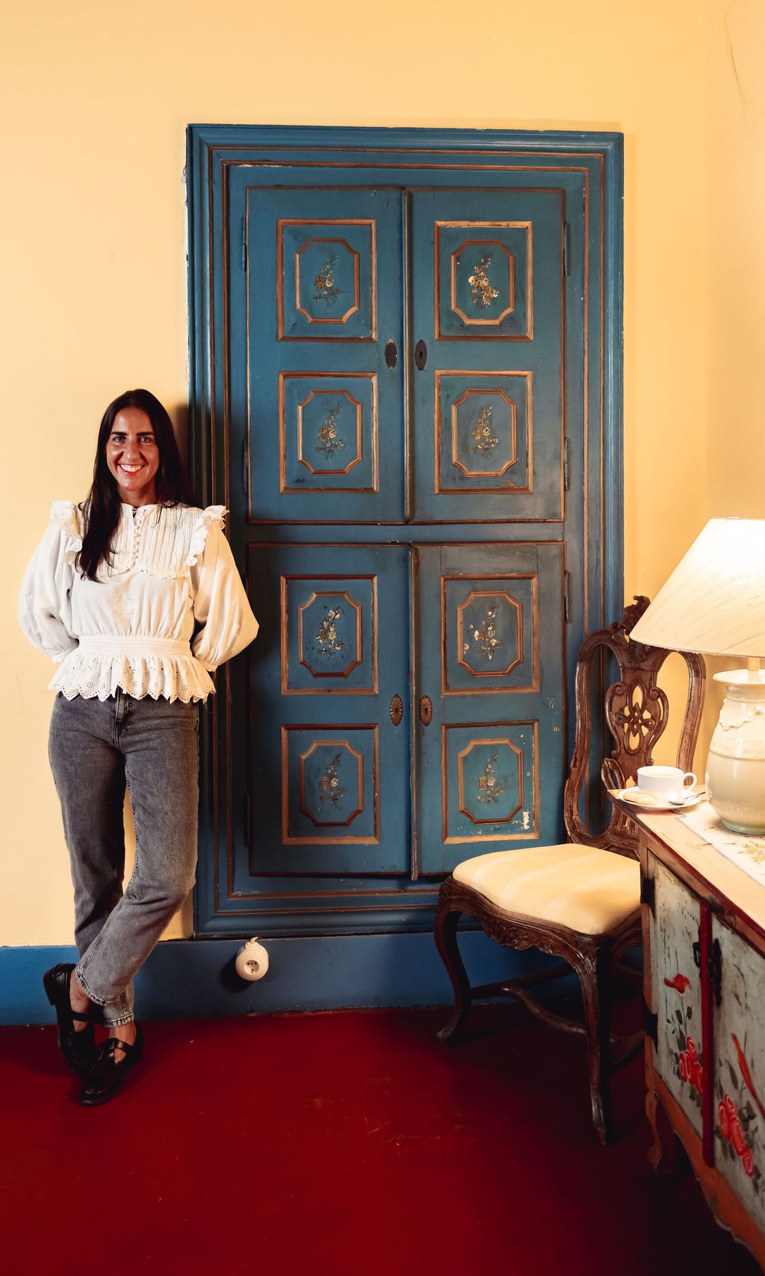 Detalles con historia: Antiguos armarios llenos de recuerdos, tesoros escondidos en alacenas decapadas, rinconcitos con encanto... La aristocrática casona de campo es una enorme fuente de inspiración para Sara y Anita, y allí se retiran juntas siempre que tienen nuevas colecciones que diseñar.