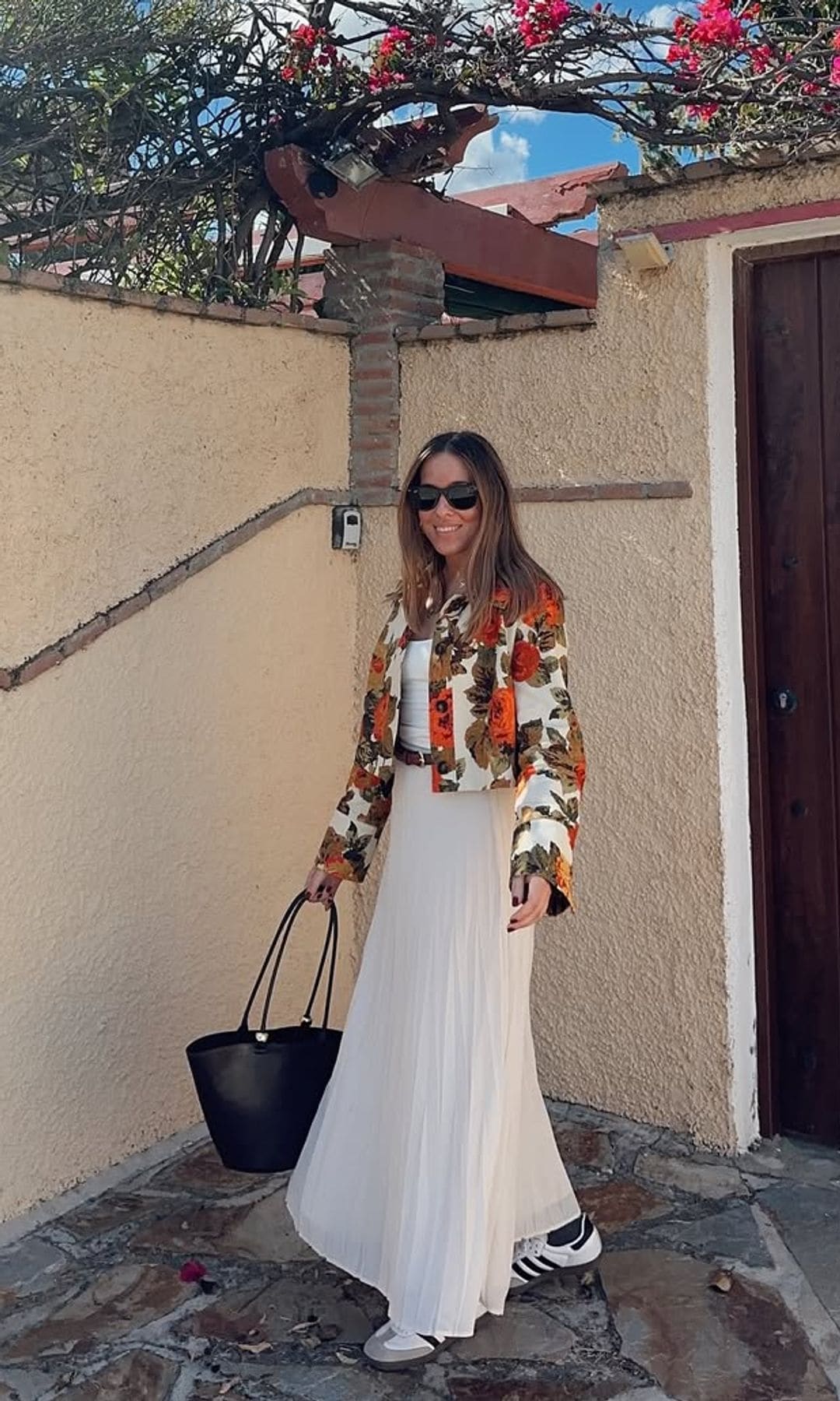 falda blanca larga y chaqueta estampada