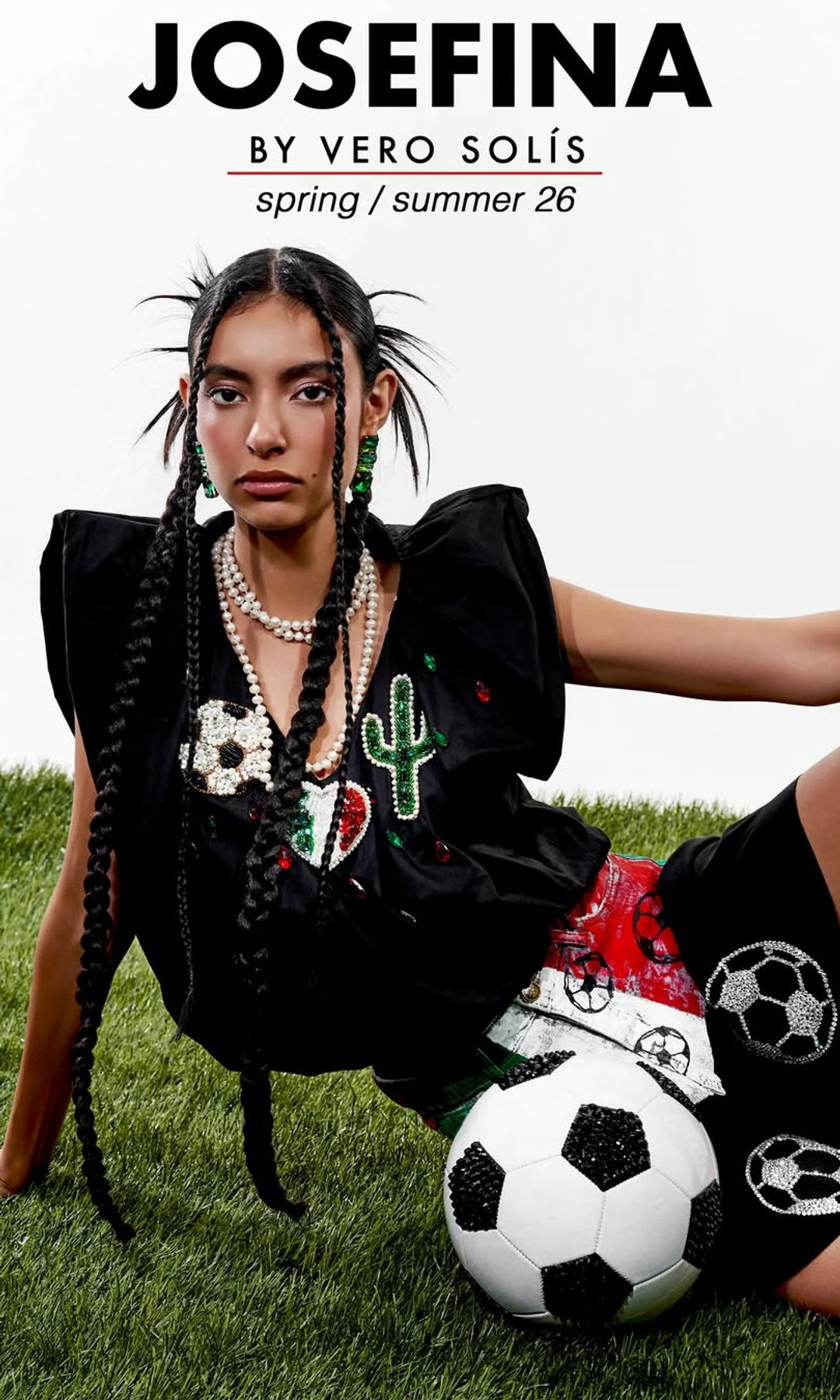 La colección cápsula de la diseñadora se inspira en el fútbol.