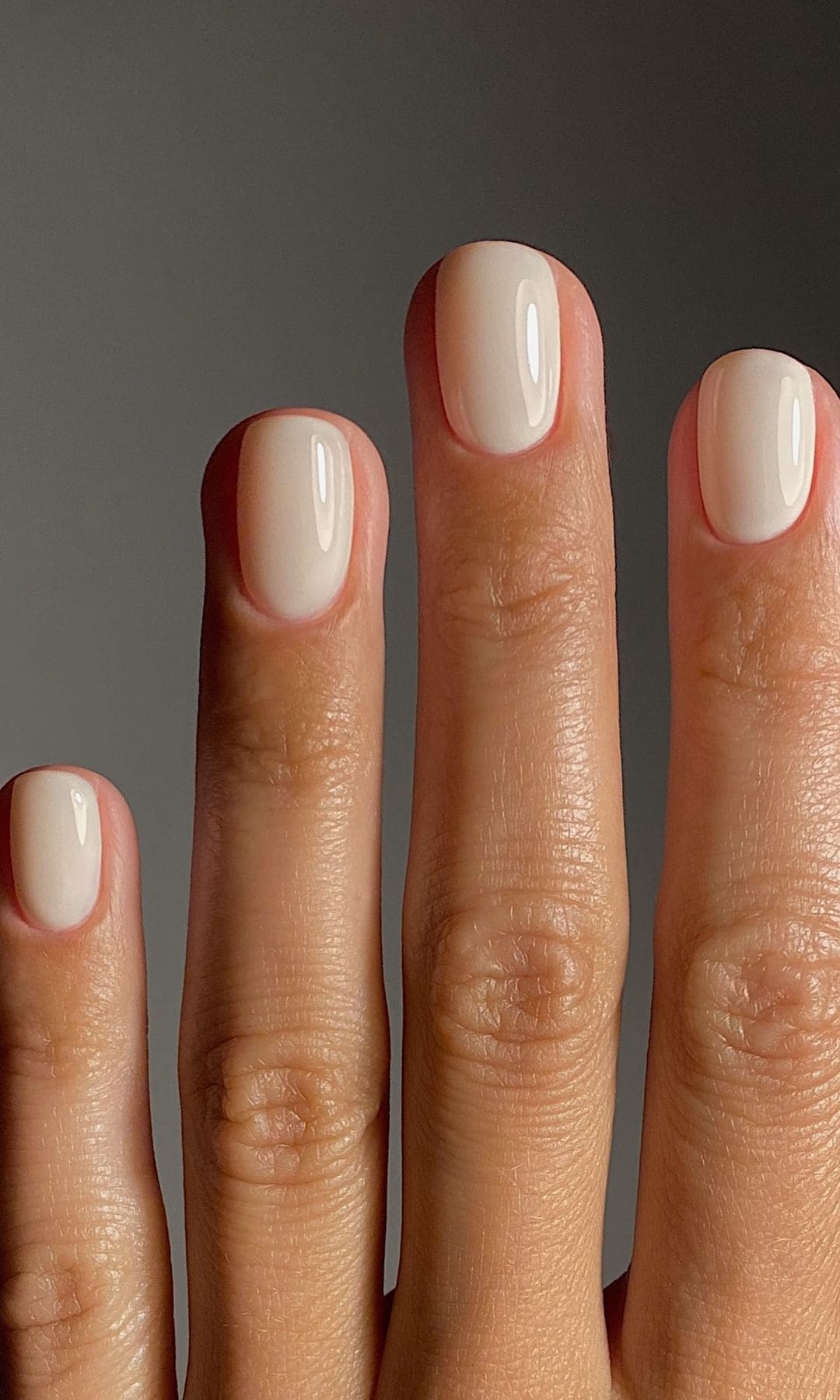 Manicura blanco roto