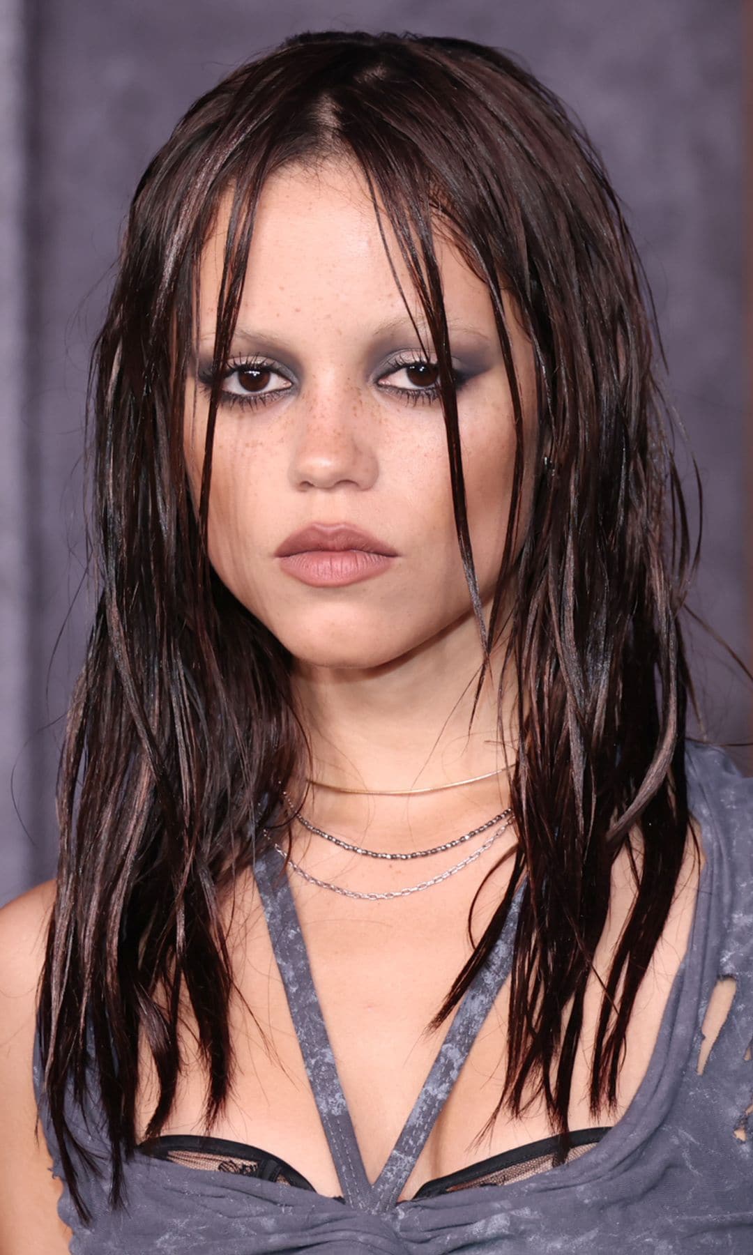 Jenna Ortega maquillaje ahumado 