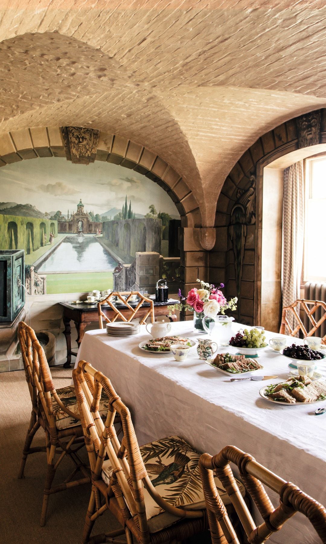 Aquí dos rincones del comedor del desayuno, con murales pintados por Roy Hobdell, entre 1952 y 1954, y una mesa y silla con incrustaciones del siglo XIX, fabricadas en Sorrento